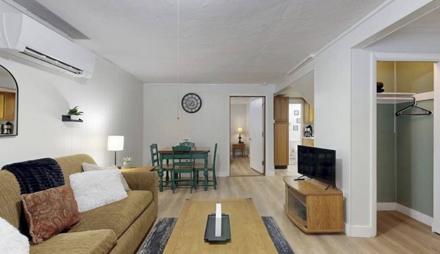 Cozy duplex, first floor unit w/kitchen, shared fire pit, lake access, wifi, TV
