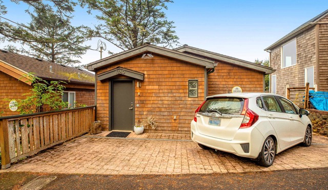 Cozy house with WiFi sweeping ocean views and nearby beach access