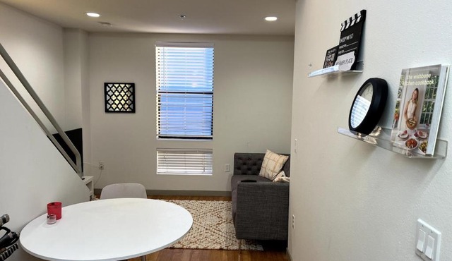Cozy loft in heart of Santa Monica FREE Parking