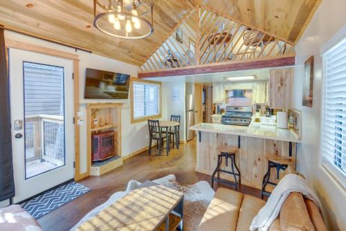 Cozy & Restful Cabin, 2 Blocks to Lake Almanor