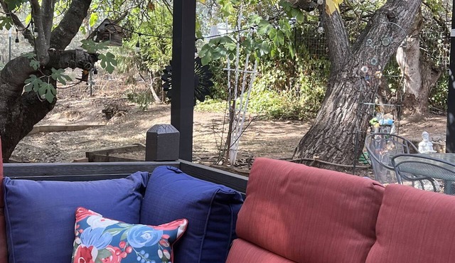Cozy Rustic Rose Cottage. 3 private Beds.Close to Town,Nature and the Zen Life!