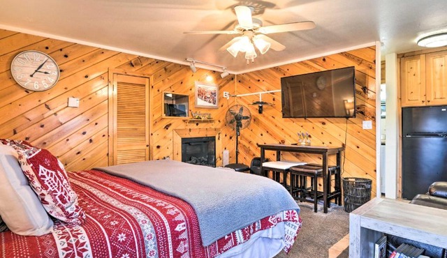 Cozy Studio w/Fireplace ~ 1 Mi to Ski Resort
