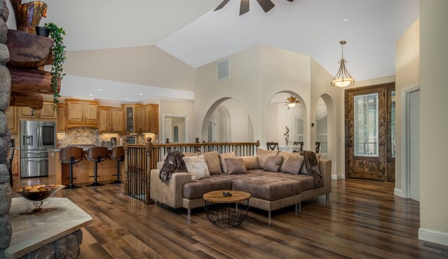 Custom-Built Yosemite Cabin: Lake Activities, Golf Views, Games, 3 Decks, BBQ