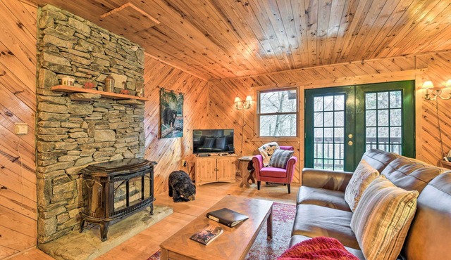 Deck & Private Hot Tub! Maggie Valley Mtn Cabin