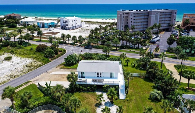 Deep water access w/65ft inland slip! Private Beach access! Water Taxi!