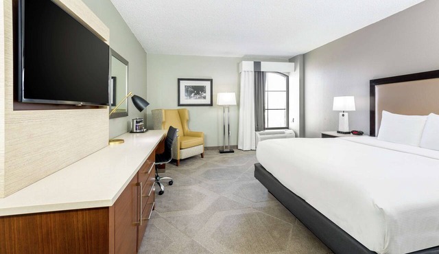 DoubleTree by Hilton Austin - University Area