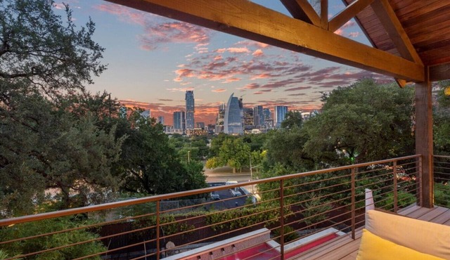 Downtown, sleeps 24, 2 pools, spas, game room, gym