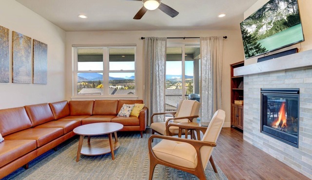 Downtown WP Chalet 95 I Private Hot Tub I Great Views I Bunk Room I Discounted Attractions