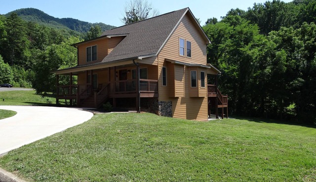 Easy Access w/Theater-Game Rm, Fire Pit, HotTub, Large Yard & Pool Access