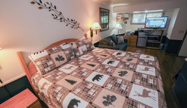 Economical Suite with King Bed & Woodburning Fireplace