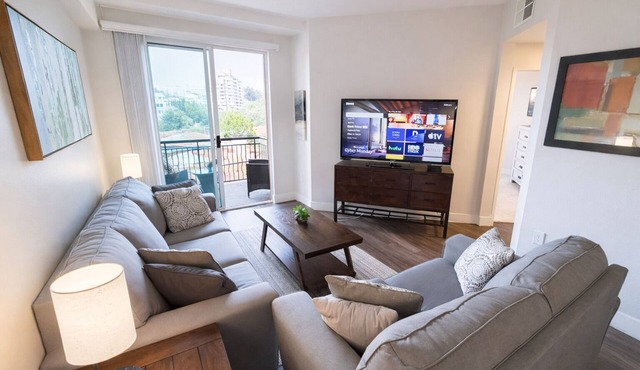 Elegant 2BR/2BA Full-Service Apt 30+ Night Rental Wilshire Corridor