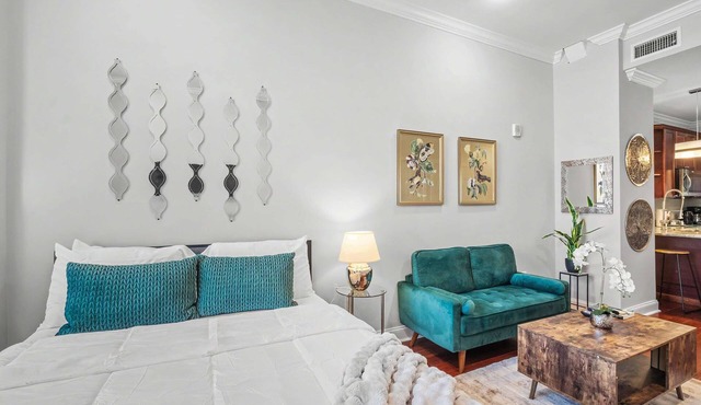 Elegant Chic Quiet Studio | Rittenhouse | Sleeps 2