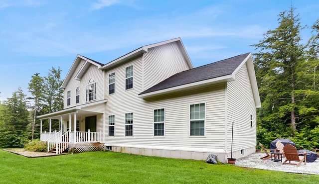 Elegant house in quiet neighborhood, close to ski mountains, gas fireplace, wifi