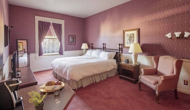 Elegant Suite Near Charles M. Schulz Museum – Perfect for Couples + Wine Lovers