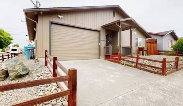 Entire Duplex Oasis/ 4BR, 4BA, Garages, Sleeps 12