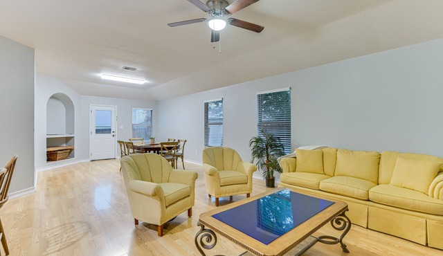 Entire home in Del Valle with backyard. Pet-friendly!