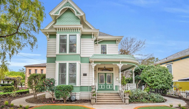 Estate room at bed & breakfast in downtown Napa with AC, WiFi, pool, and hot tub
