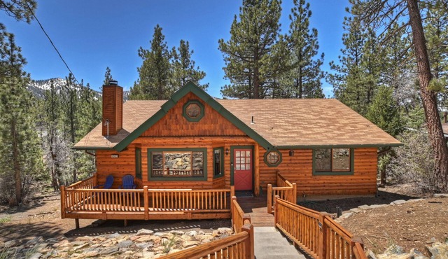 Evergreen Escape by Destination Big Bear : Ski Slope Views! Log Cabin! Cable & WiFi! Propane BBQ! Wood Decks!