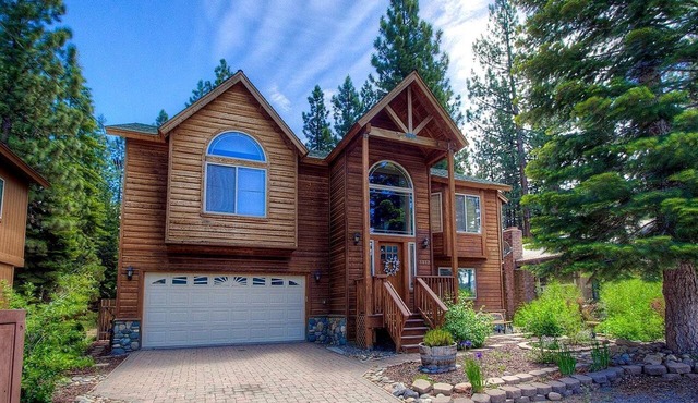 Exquisite Luxury Family Cabin with Pool Table, Hot Tub, and Wii Games in South Lake Tahoe, California
