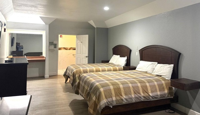 Family-Friendly Room w/2 Queen Beds | Less Than 7 Miles from IAH | Free Parking