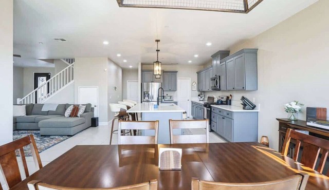 Fantastic 5-bedroom house with AC in charming Fontana