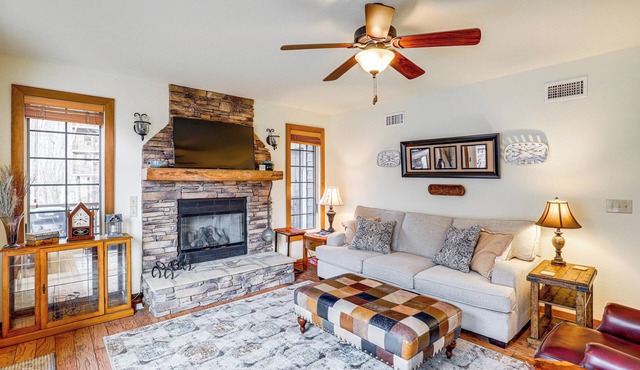 Forest-View Balcony & Trail Access! Burnsville Gem