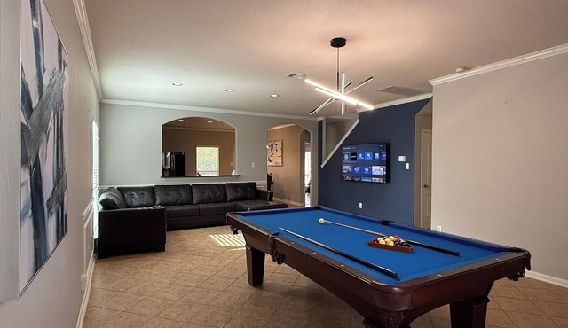 Group Haven: 9 Beds 3.5 Bath with Pool & Ping Pong Tables at Southern Knoll
