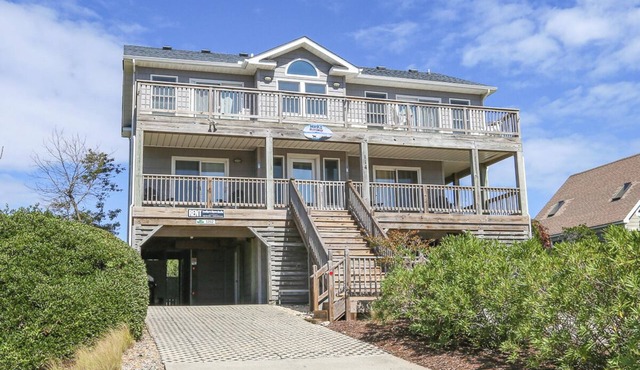 “Hank's Hideaway” is a classic, coastal cottage, located just 341 yards to the beach!