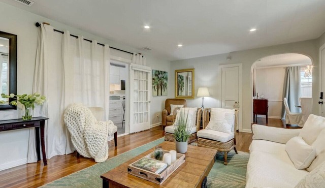 Happy Coastal Cottage for 6