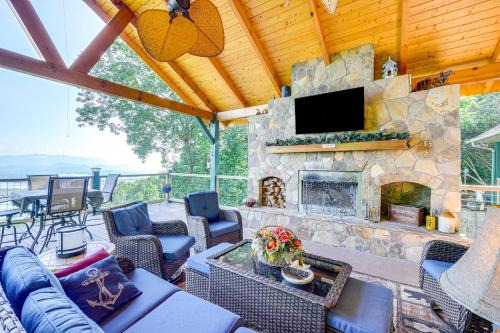 Hiawassee Home w/Fire Pit & Furnished Deck!