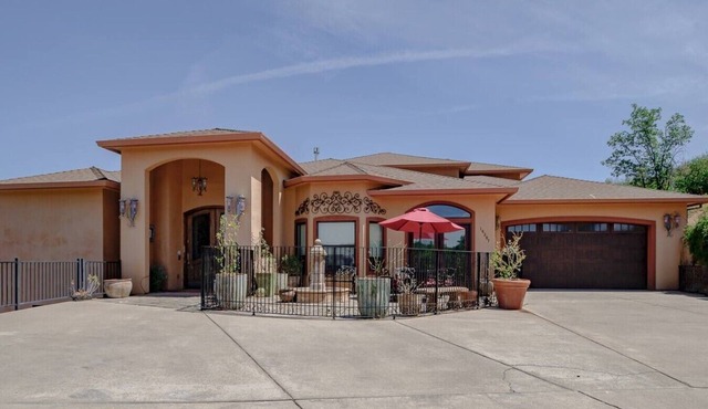 Hilltop Estate | Pool Table, Gym, Mountain Views
