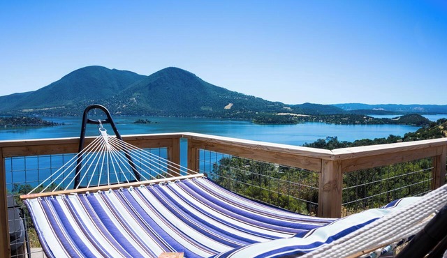 Hilltop Hideaway: 4 acres, Hot Tub, Stunning Views