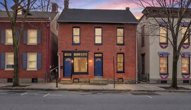 Historic ADA Home, 2 blocks to square, Parking