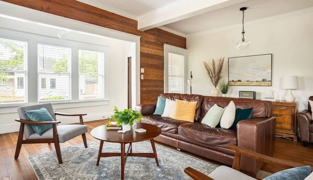 Historic Craftsman | Hot Tub | 4BD&3BA | 1mi to DT