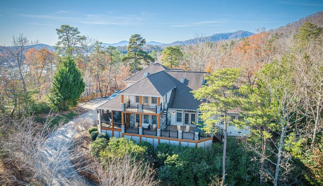 Hot Tub + 4 King Suites | Luxury Rumbling Bald Retreat