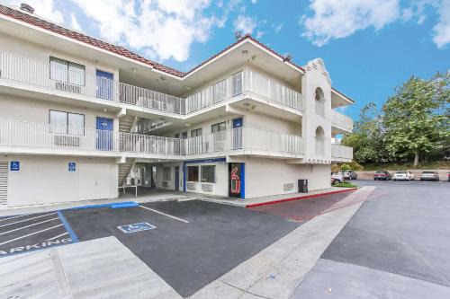 Hotel B5 -Watsonville