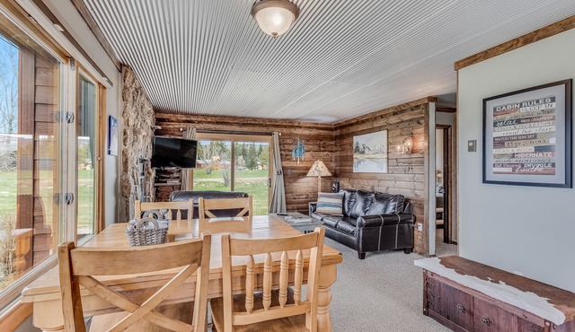 Knotty Pine- Mountain cabin with stunning views