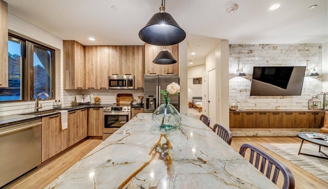 LaFave-Luxury Villa at Zion: The Subway