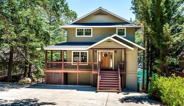 Lakefront Cabin with Private Dock, Pool, Tennis Court and Balcony in Groveland, California