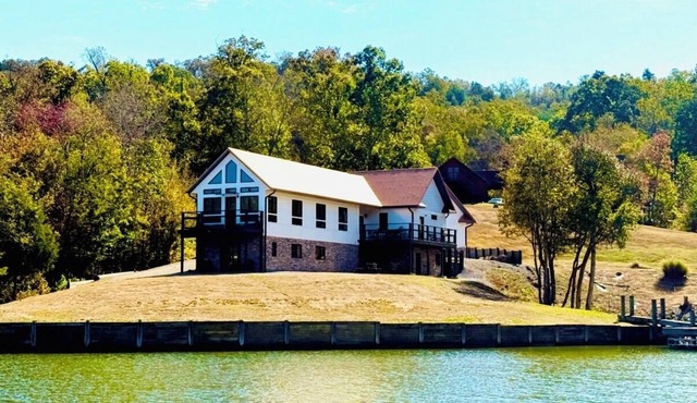 LAKEFRONT Master Suite, Master Bunk Rm. Spa, Game-Rm, Bar, Pool Table, Boat Dock