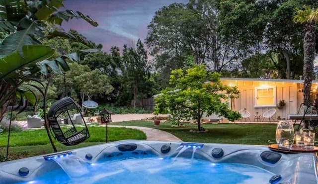 Large charming guest house close to Miramar.