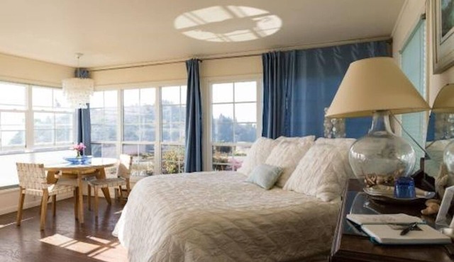 Large, Comfortable Room with views of both the Ocean and The Bay!