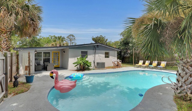 Large Pool🐬Billiards🎱Hammock & Grill 🔥Mural🦋Comfy Mattresses🔥Sleeps 10!