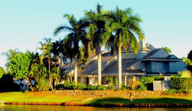 Large Private Villa & Pool in Pelican Bay on Lake