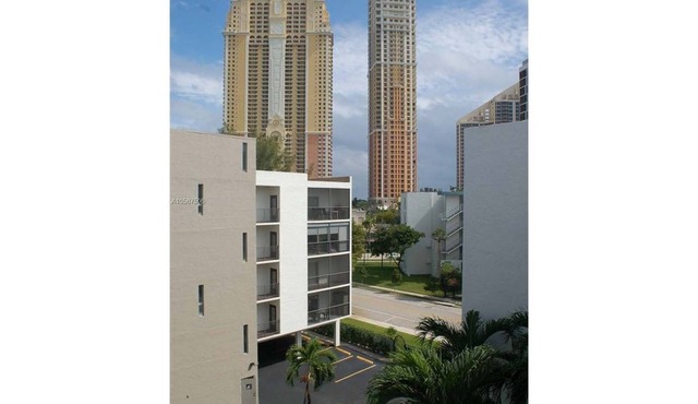 Le Cartier Cozy 2 bed/2 bath Sunny Isles Beach 3-4 min walk from the Beach!
