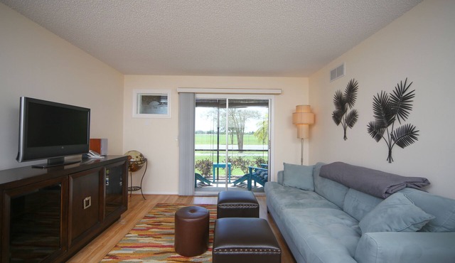 LOCATION! LOCATION! Walk to the beach, pier, golf, restaurants on Venice Island
