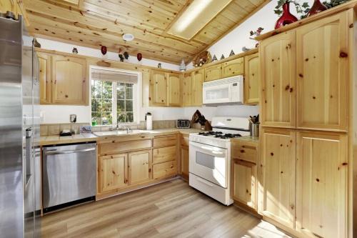 Lookout Lodge Family Chalet at Big Bear w/Games