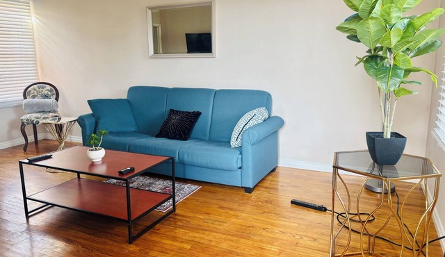 Lovely 1-bedroom duplex unit in beautiful Los Angeles for your stay