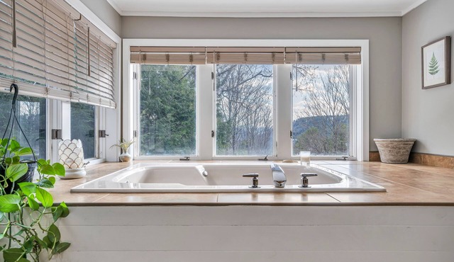 Luxurious 4-bedroom 3.5-bathroom mountain side home That sleeps 8