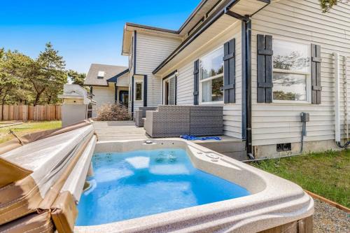 Luxurious home with 3 suites 3 fireplaces game room & hot tub - walk to beach